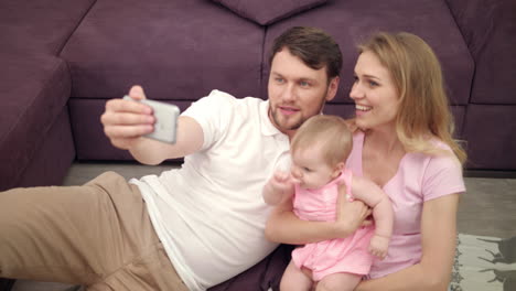 Schönes-Familienlächeln-Für-Selfie-Foto.-Glück-Zusammen.-Familien-Selfie-Foto