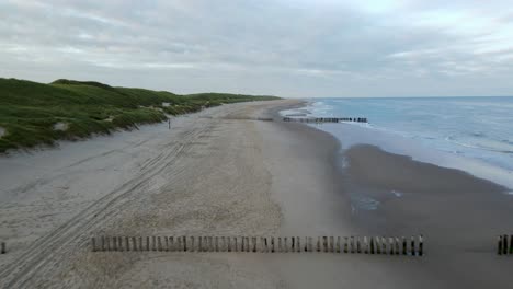 Volando-Bajo-Y-Rápido-Sobre-Una-Playa-Vacía