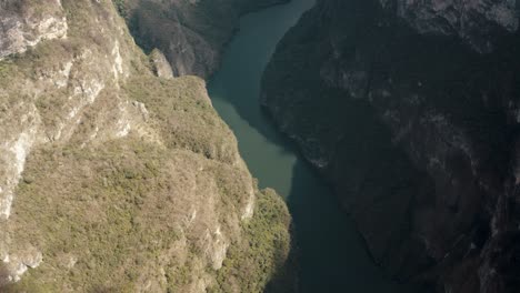 位於墨西哥南部奇亞帕斯州 (chiapas state) 的蘇米德羅峡谷 (canon del sumidero) 的巨岩之間的流動水庫