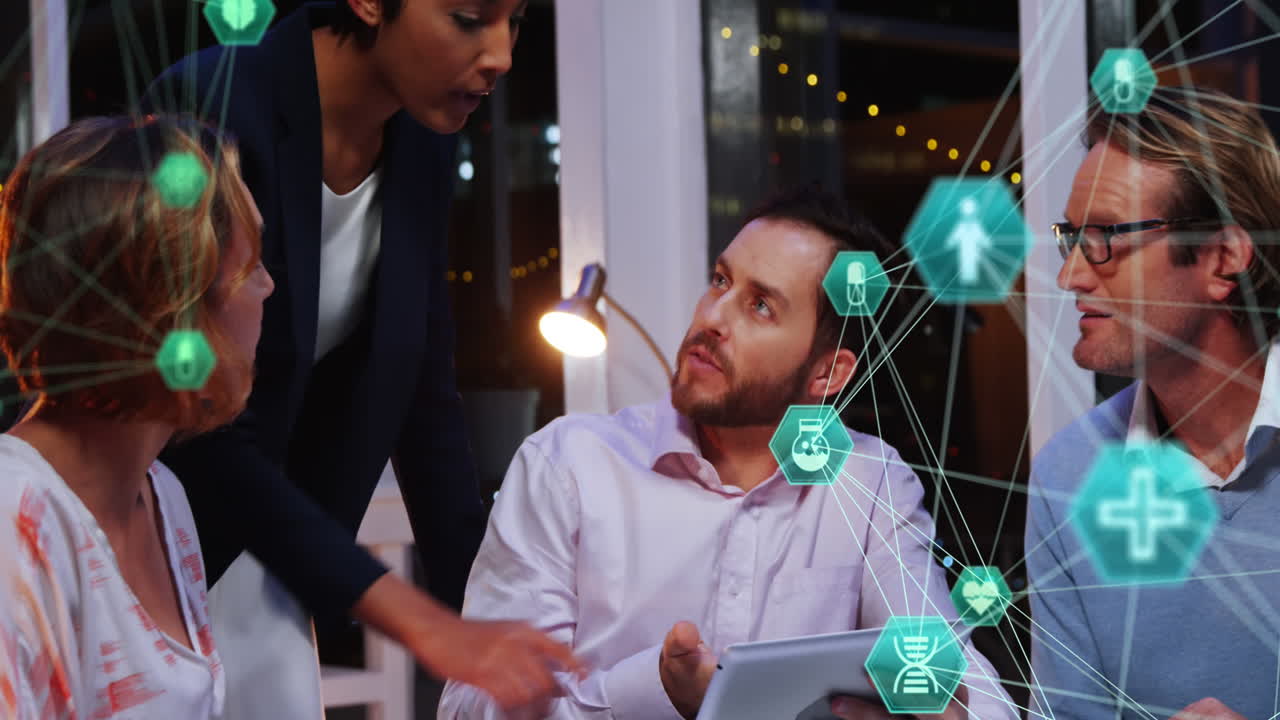 animación de la red de conexiones con iconos sobre diversos empresarios en la oficina
