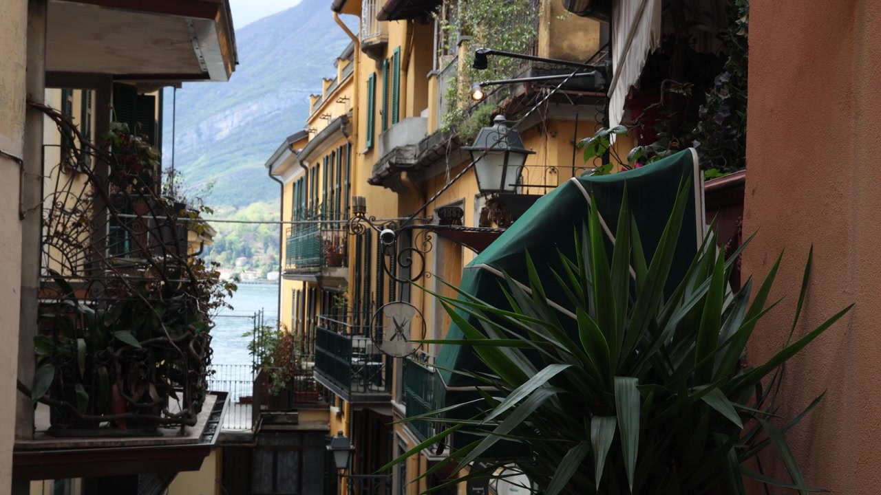 Case tradizionali italiane colorate sul lago di Como, piante e centro storico