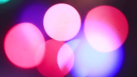 fuera de foco, las luces de navidad de colores son fabulosas y parpadeantes.