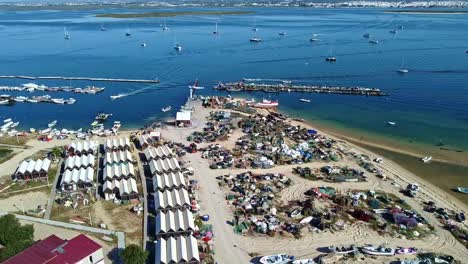 isla de culatra, faro, portugal, edificios de la aldea, buque, línea costera del barco