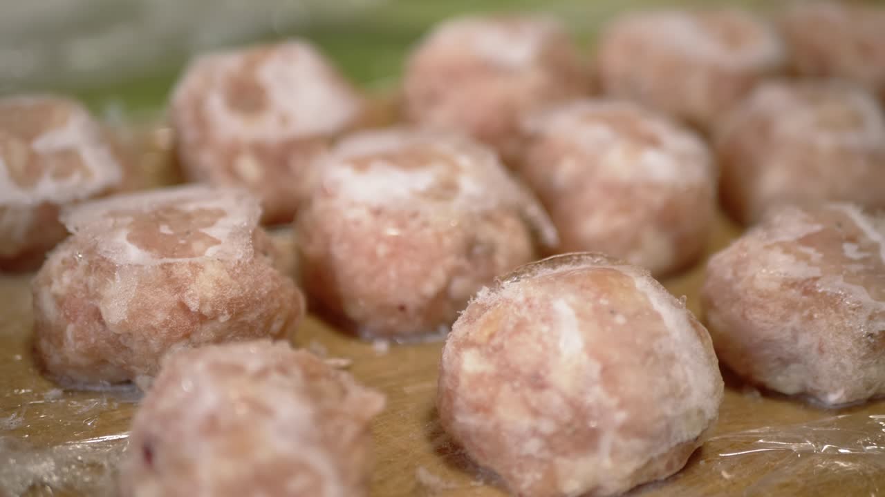 냉동 생고기 반제품을 냉장고에서 분해하는 데 사용됩니다.