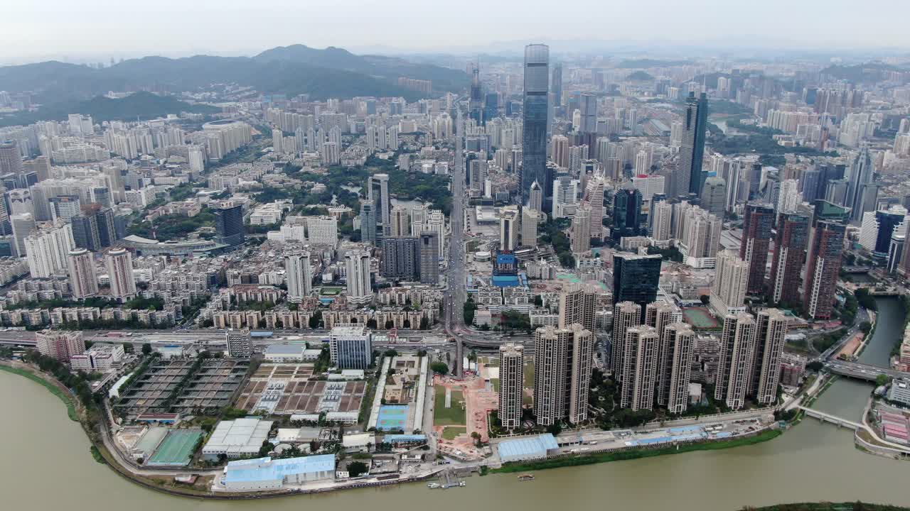 vista aérea sobre el paisaje urbano de shenzhen con un desarrollo urbano masivo y rascacielos