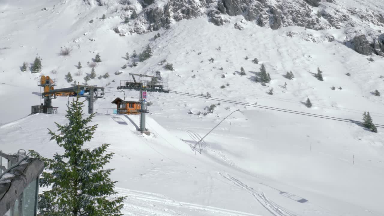 los voladores de hielo suben y bajan por las laderas de las montañas alpinas, moviéndose a través de cables por encima de los glaciares nevados de engelberg en suiza.