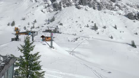 Eisflieger-Fliegen-Die-Hänge-Der-Alpen-Auf-Und-Ab-Und-Bewegen-Sich-Durch-Kabel-über-Den-Schneebedeckten-Gletschern-Des-Engelbergs-In-Der-Schweiz