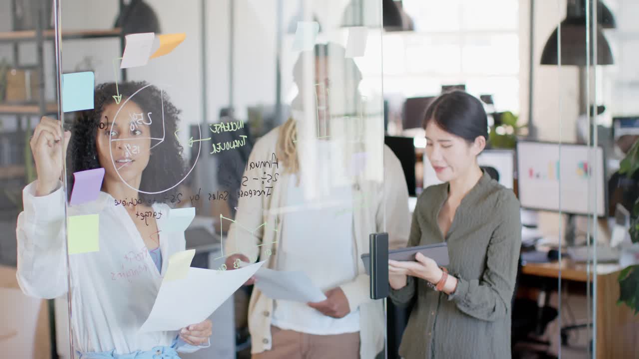 바쁜 다양한 캐주얼 비즈니스 동료들이 벽에 메모를 작성하고, 사무실에서 브레인스토밍하고, 슬로우 모션