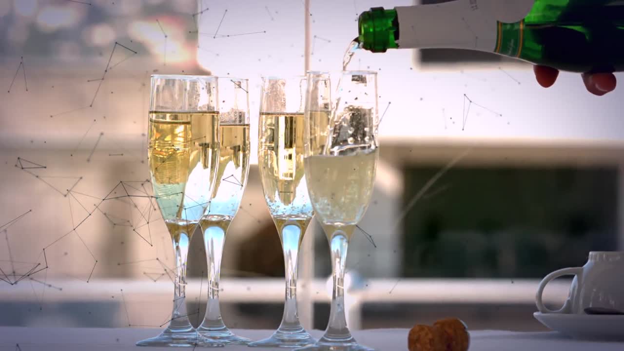 Animazione di una bottiglia versata in quattro bicchieri di champagne