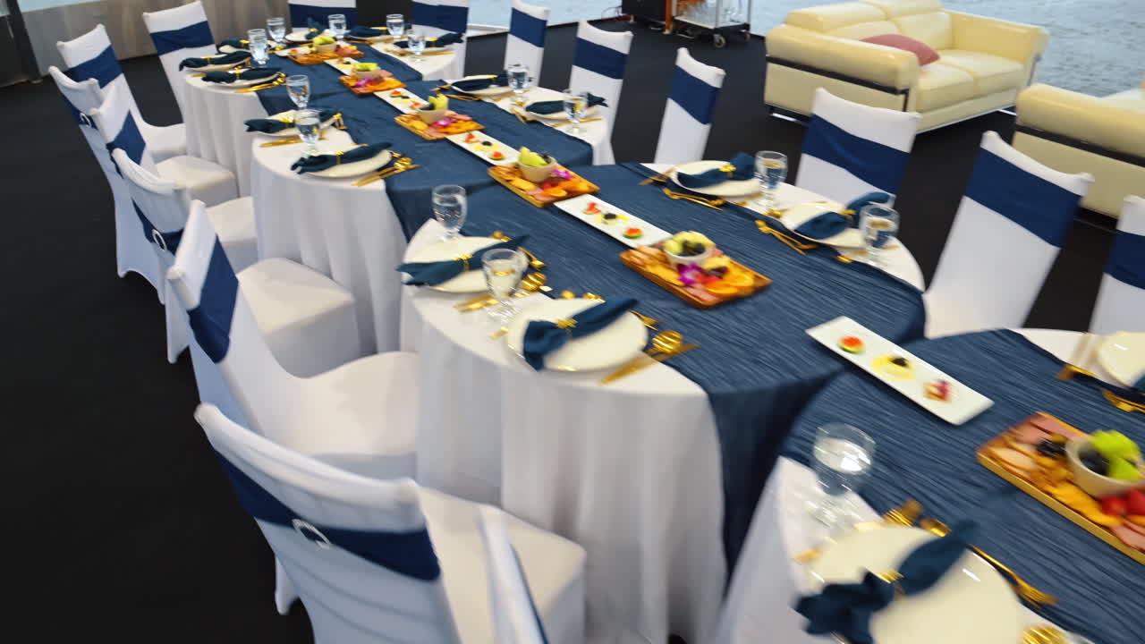 Luxe diner op een jacht in New York. Elegante tafelsetting voor een luxe diner op een jacht met uitzicht op de rivier in New York