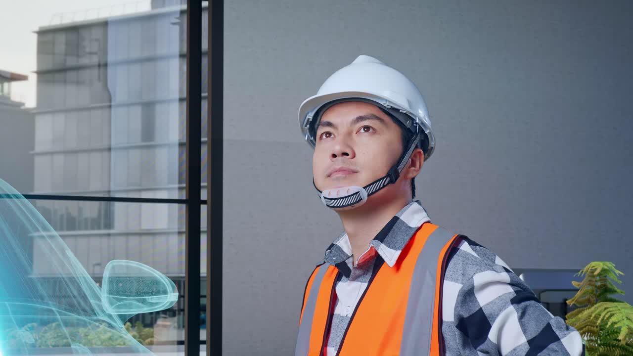 안전 헬을 착용한 아시아 남성 엔지니어가 팔을 들고 서서 주위를 둘러보며 전기 차량, 첨단 산업 시설의 개념을 가진 아보