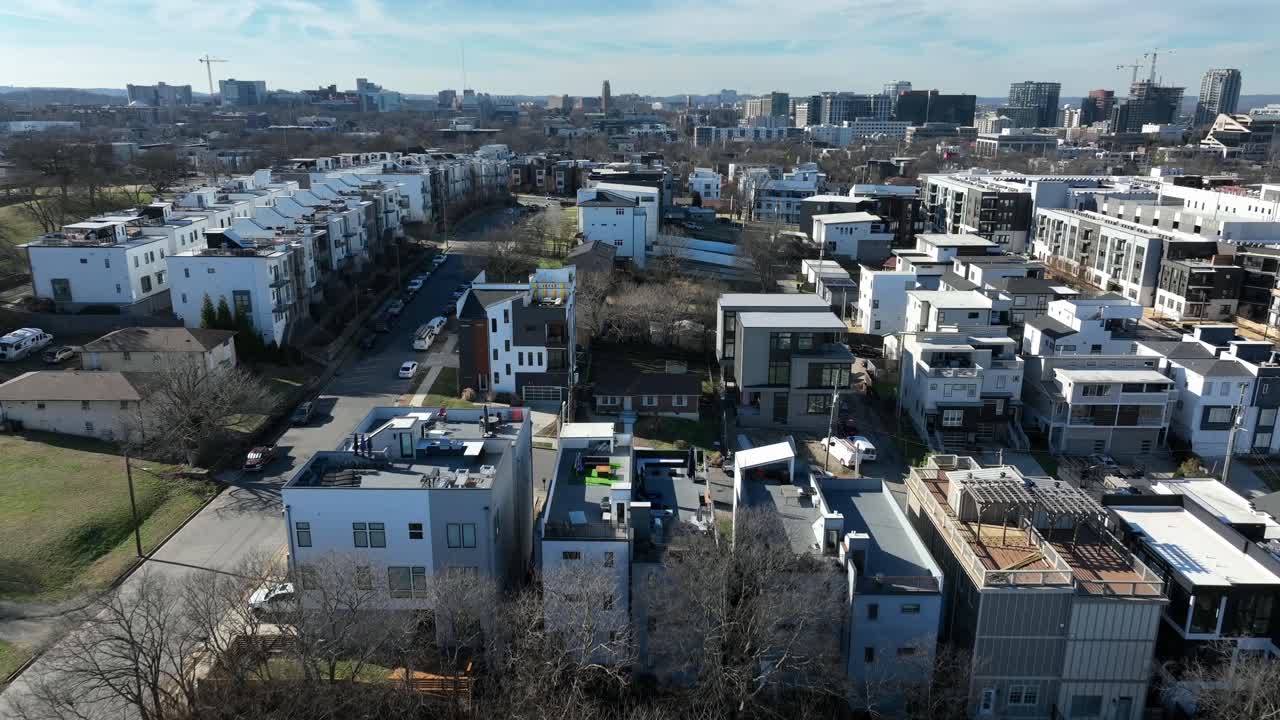 Luftfoto af moderne boliger i en forstad til Nashville, der viser moderne arkitektur, tætte boligblokke, gader og et voksende bylandskab i klart dagslys. Fugleperspektiv. TN, USA
