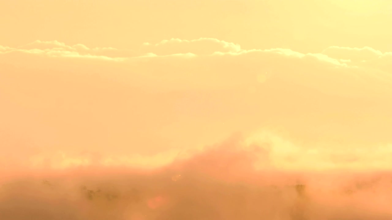 산의 안개와 해가 뜨는 타임 스 4k 영상