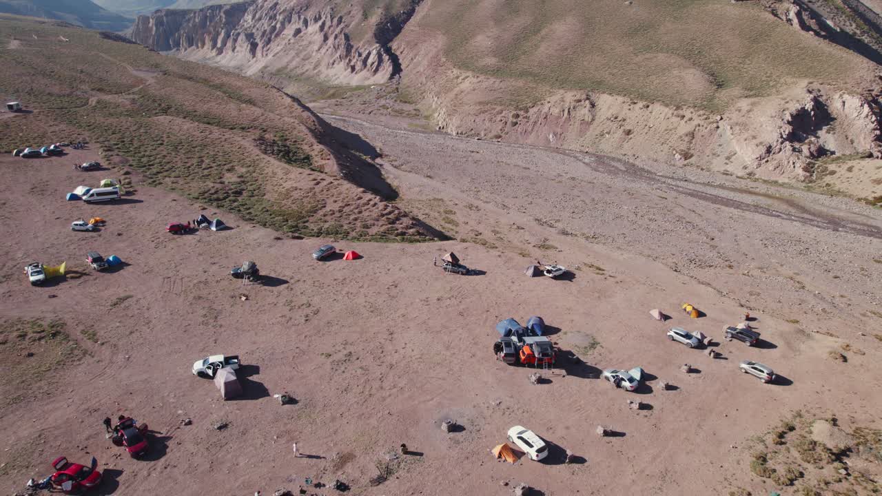 vista aérea del campamento turístico cerca del valle de aguas termales en termas colina cerca de santiago, chile