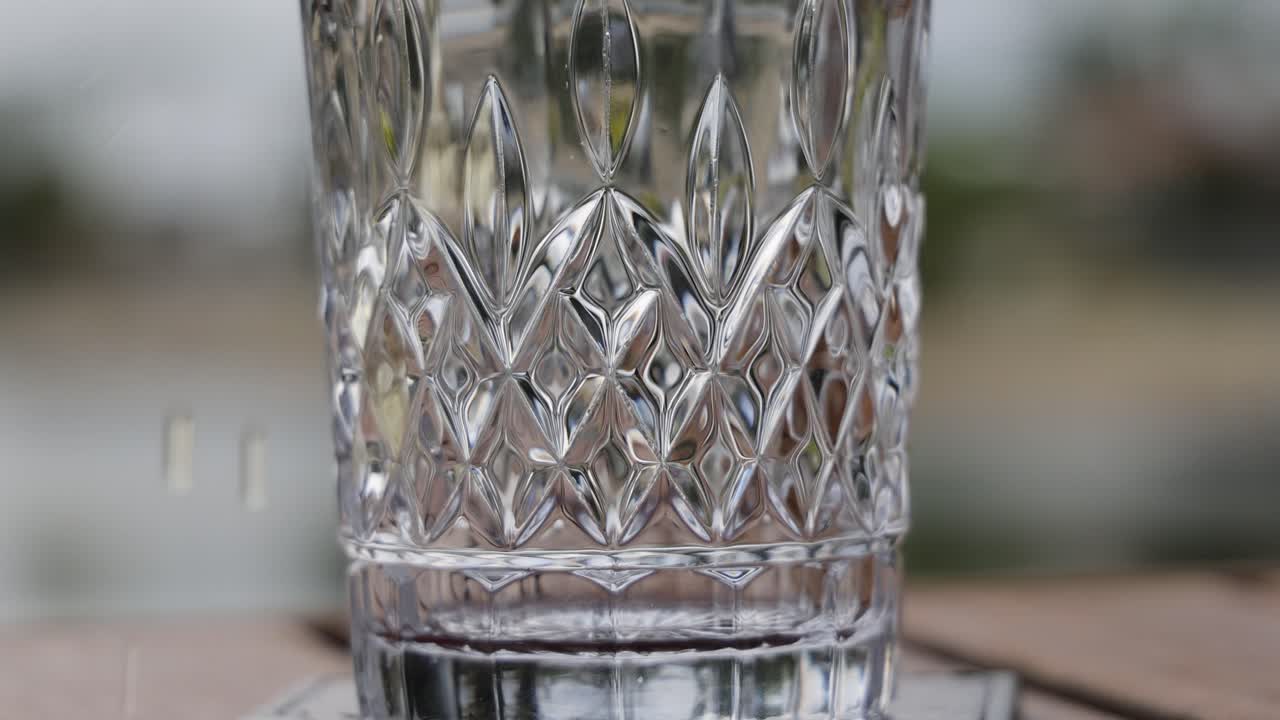 el líquido llena gradualmente un vaso de cristal