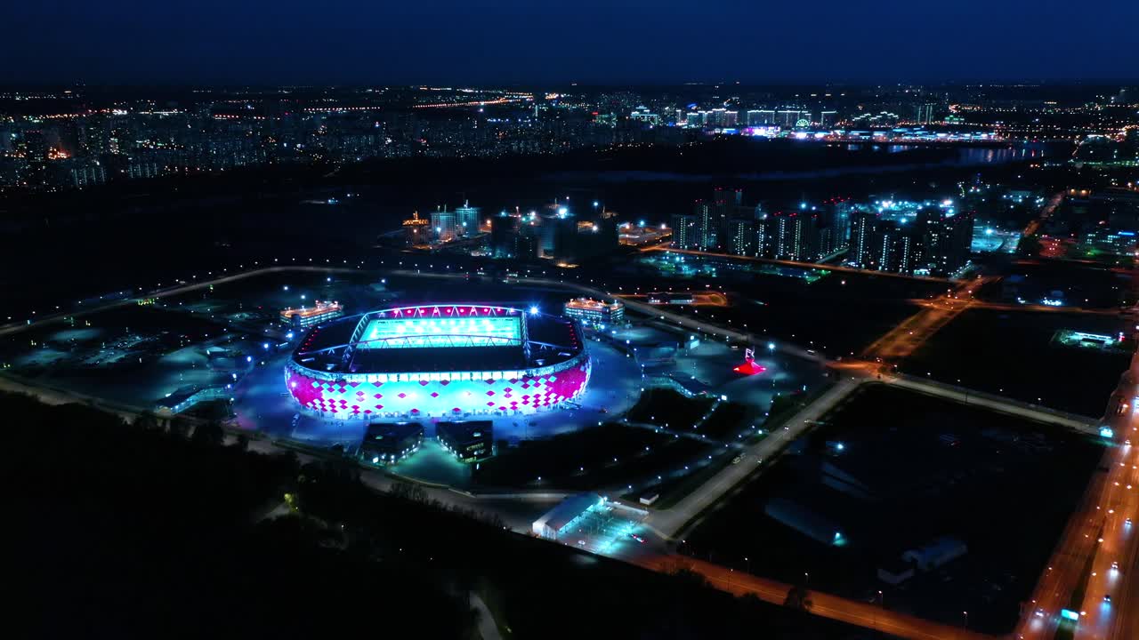 vista aérea nocturna de una intersección de autopista y el estadio de fútbol spartak moscú otkritie arena
