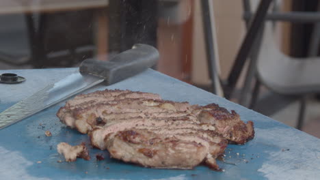 pimienta rociada sobre la costilla cocida y cortada a cámara lenta