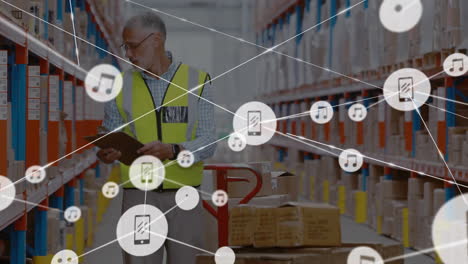red de iconos digitales contra el supervisor masculino sénior con el clipboard comprobando el stock en el almacén