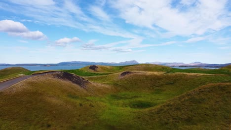 Cráteres-Volcánicos-En-Myvatn,-Islandia,-Toma-Aérea-De-Apertura-En-Un-Día-Soleado