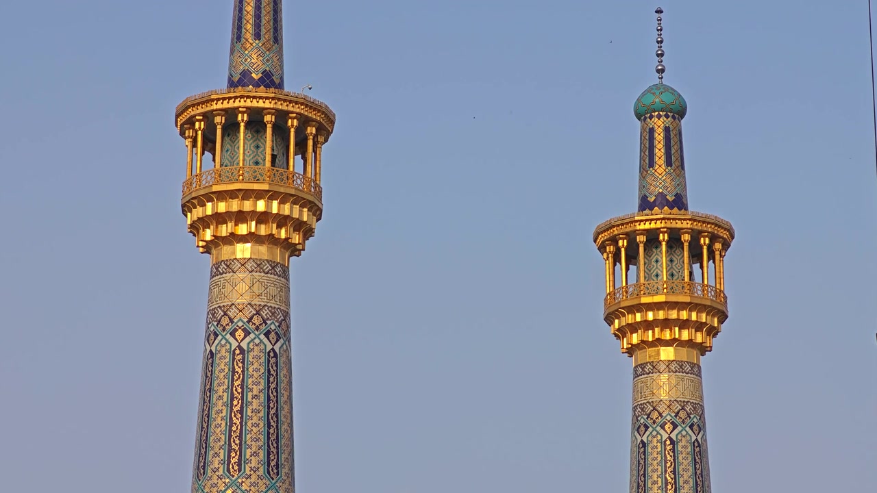 Berrak Mavi Gökyüzü Önünde Bir Caminin İki İşlemeli Altın Minareleri