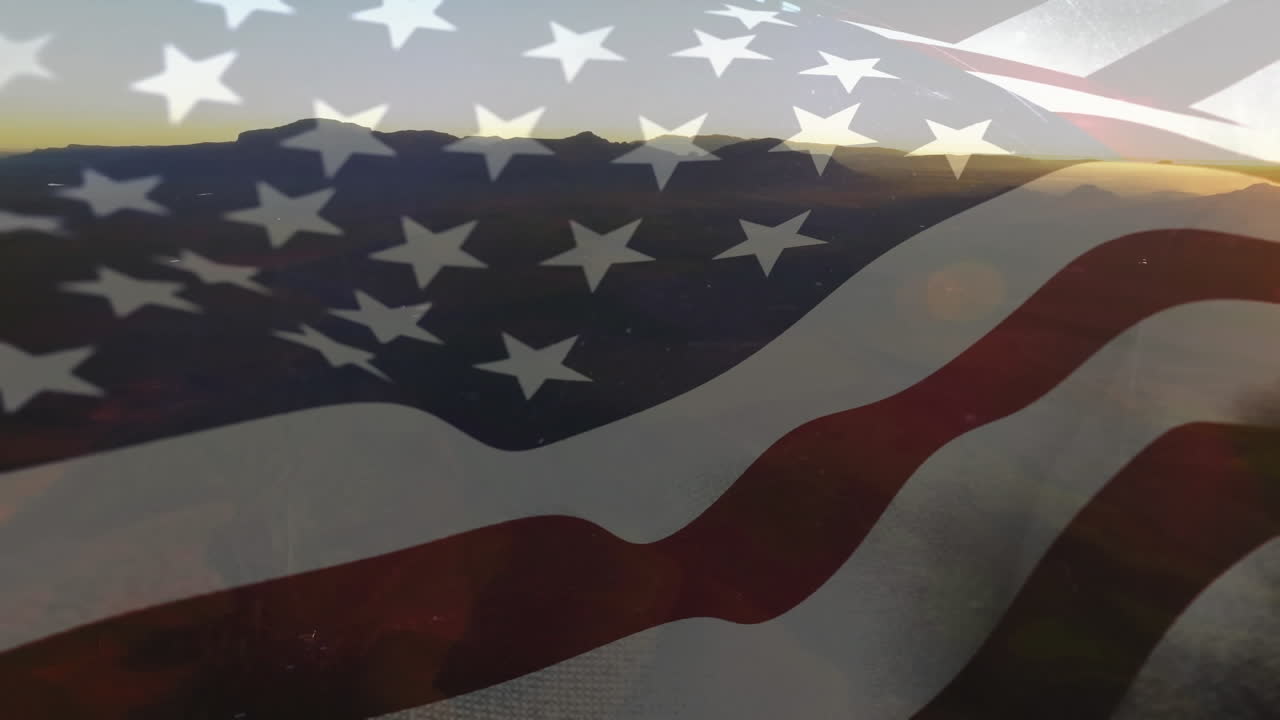 Composizione digitale di bandiera americana che sventola sullo sfondo di un paesaggio montano
