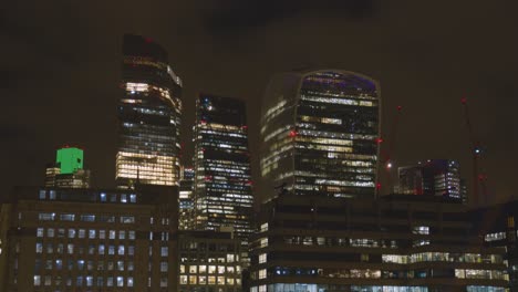 Skyline-Von-Modernen-Bürogebäuden-In-Der-City-Of-London-UK-Mit-Der-Käsereibe-Und-Dem-Walkie-Talkie-Bei-Nacht