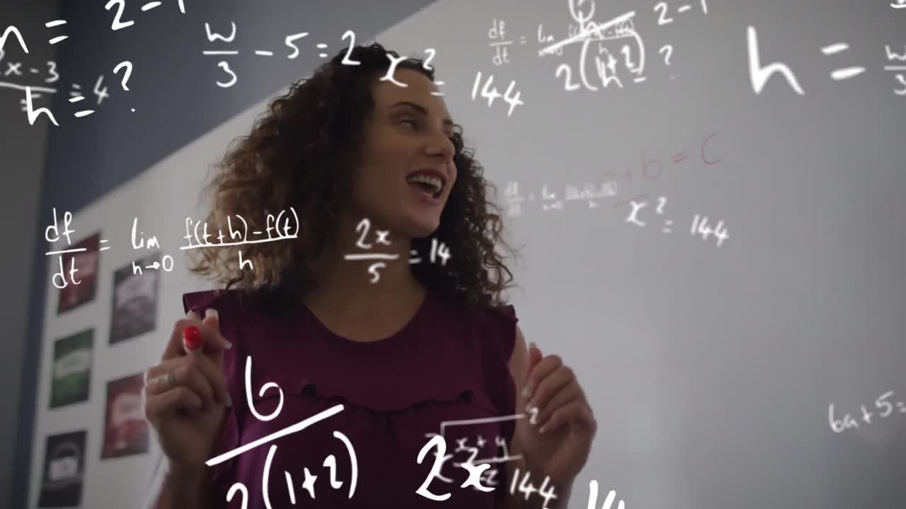 animación de cálculos de matemáticas sobre una maestra biracial sonriente que enseña en el aula
