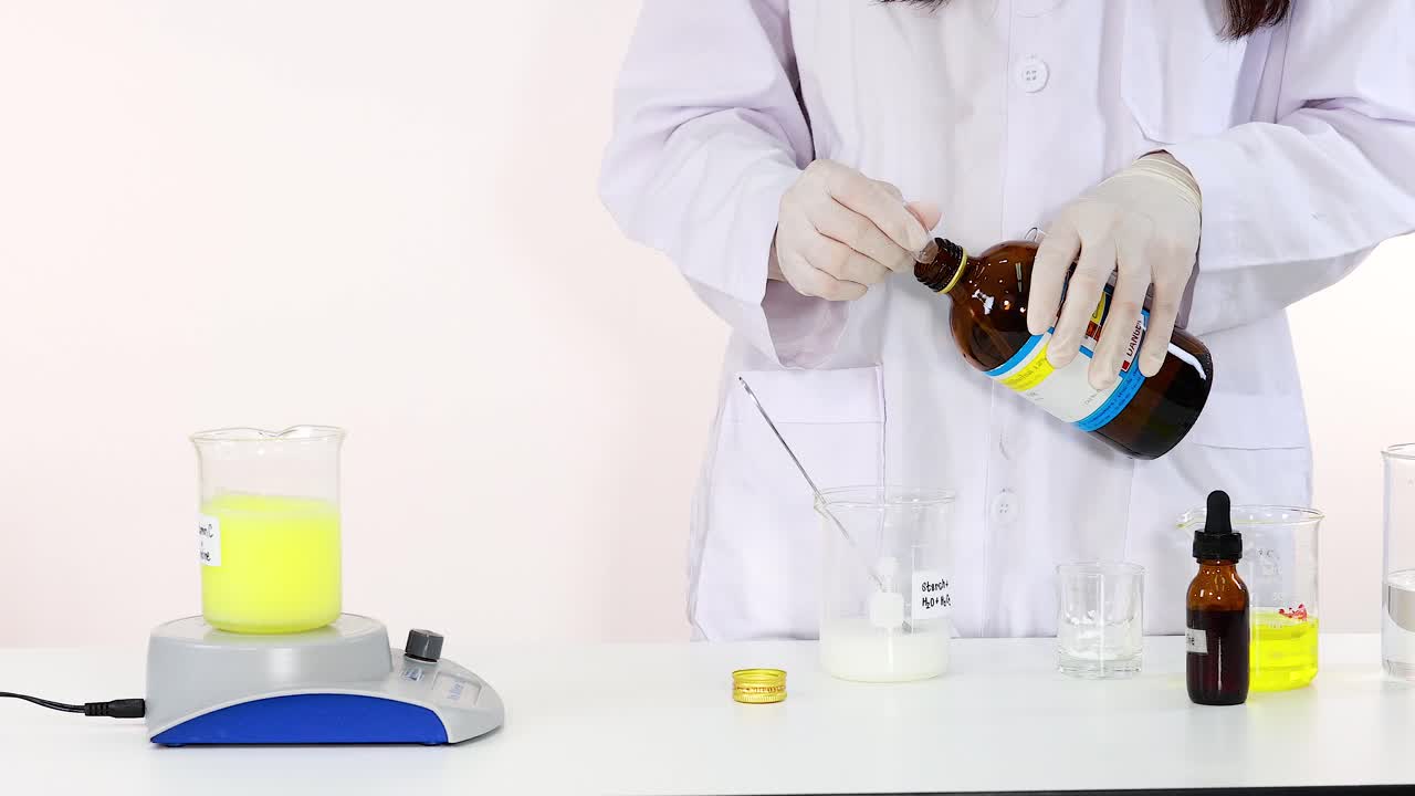 실험실 환경에서 요오드 시계 화학 반응 실험을 수행하는 과학자