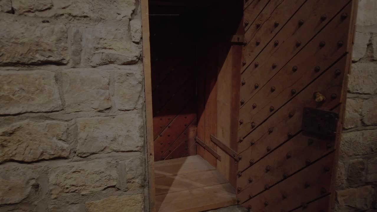 1830년대 조셉 스미스가 미주리 리버티에 있는 몰몬 방문자 센터에서 몇 달 동안 포로로 잡혀 있던 리버티 감옥 외부 문에서 카메라가 뒤로 물러납니다.