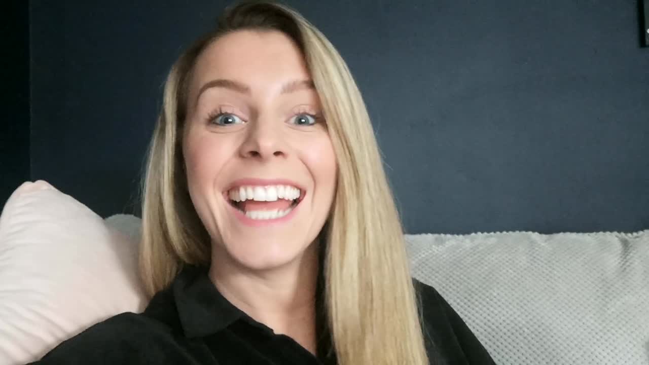 동영상 채팅을 듣고 응답하는 백인 여성