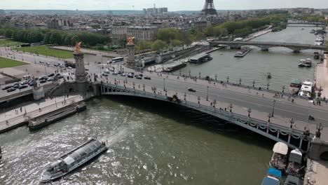 puente alejandro iii que cruza el río sena en parís, francia