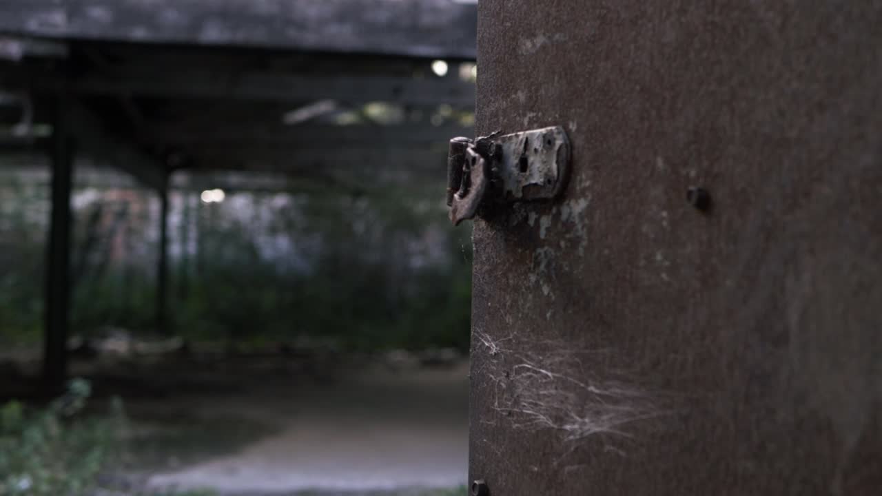 녹슨 오래된 문 중간 틸팅 샷을 통해 버려진 건물의 전망