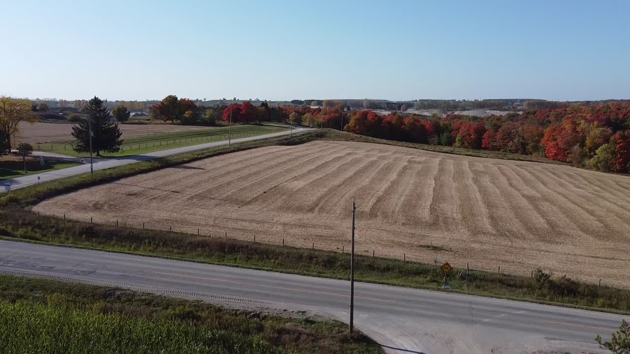 fotografía aérea ascendente de tierras de cultivo agrícolas durante el otoño en caledon