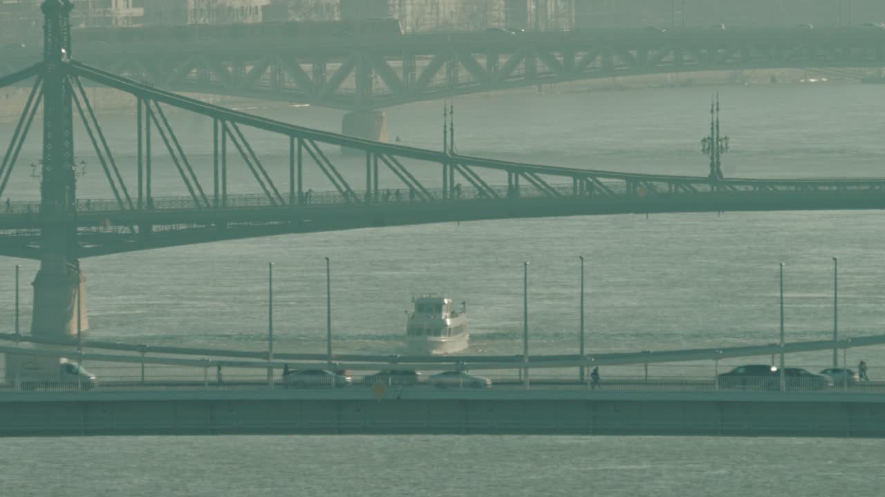 부다페스트 의 유명 한 다리 들 과 도나우 강 을 가로지르는 배