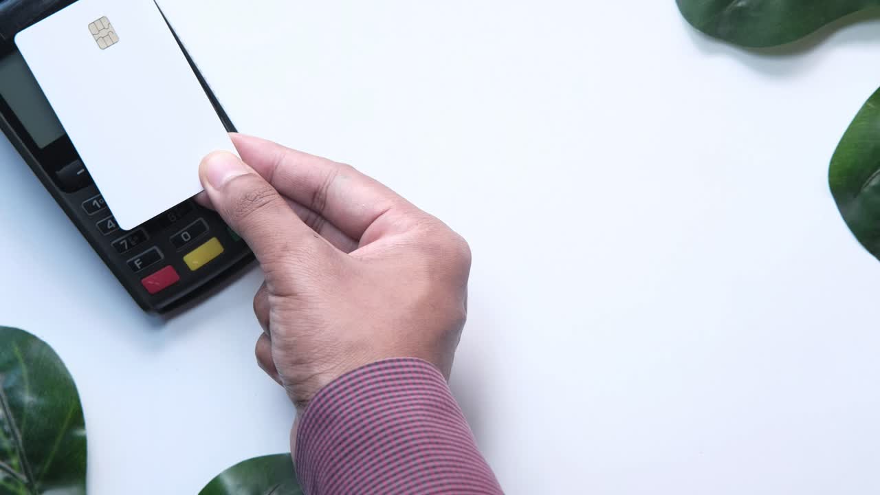 Persona che utilizza una carta di credito presso un terminale punto vendita