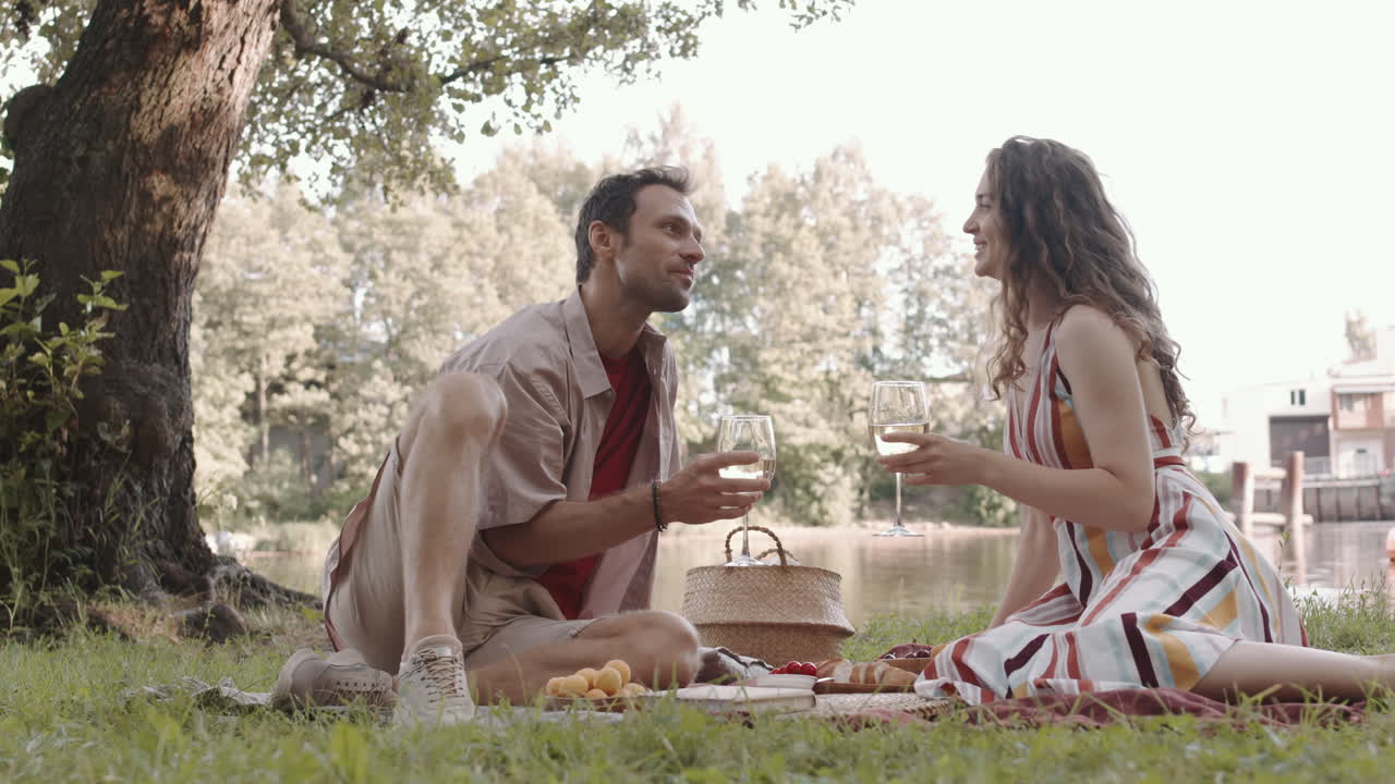 Uomo e donna a un picnic