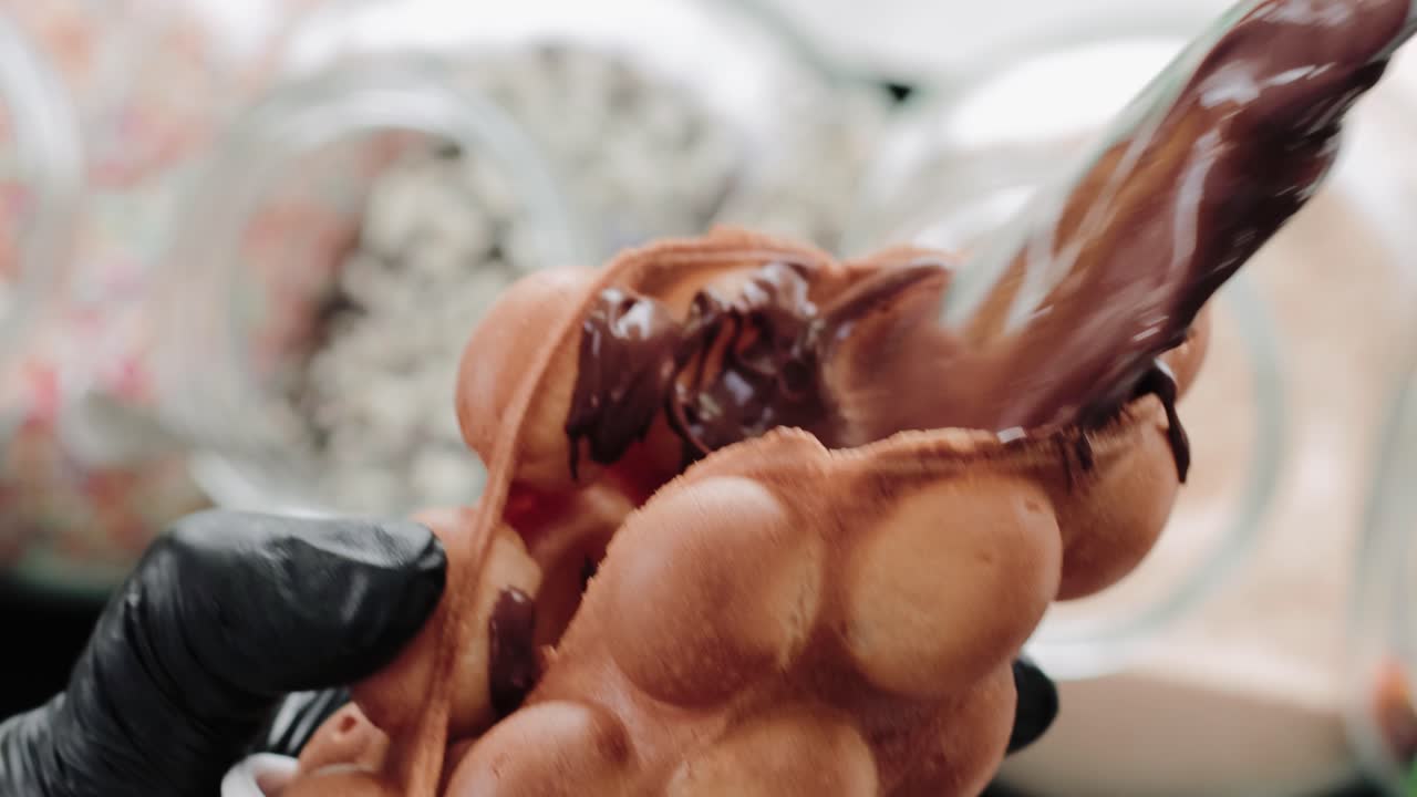 녹은 초콜릿을 와플에 붓는다