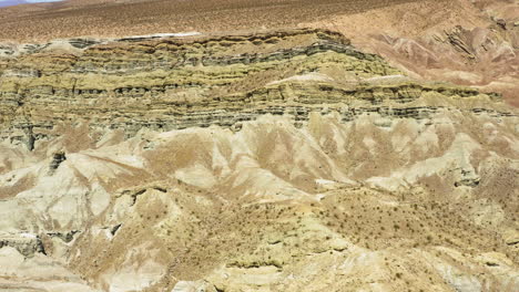 toma de drones de las escarpadas formaciones rocosas en el área natural de la cuenca del arco iris