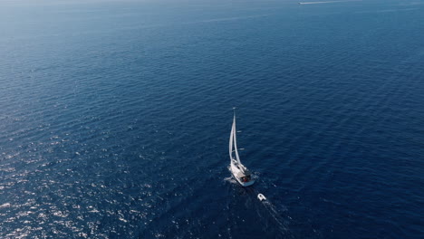 un yate de vela en un mar tranquilo