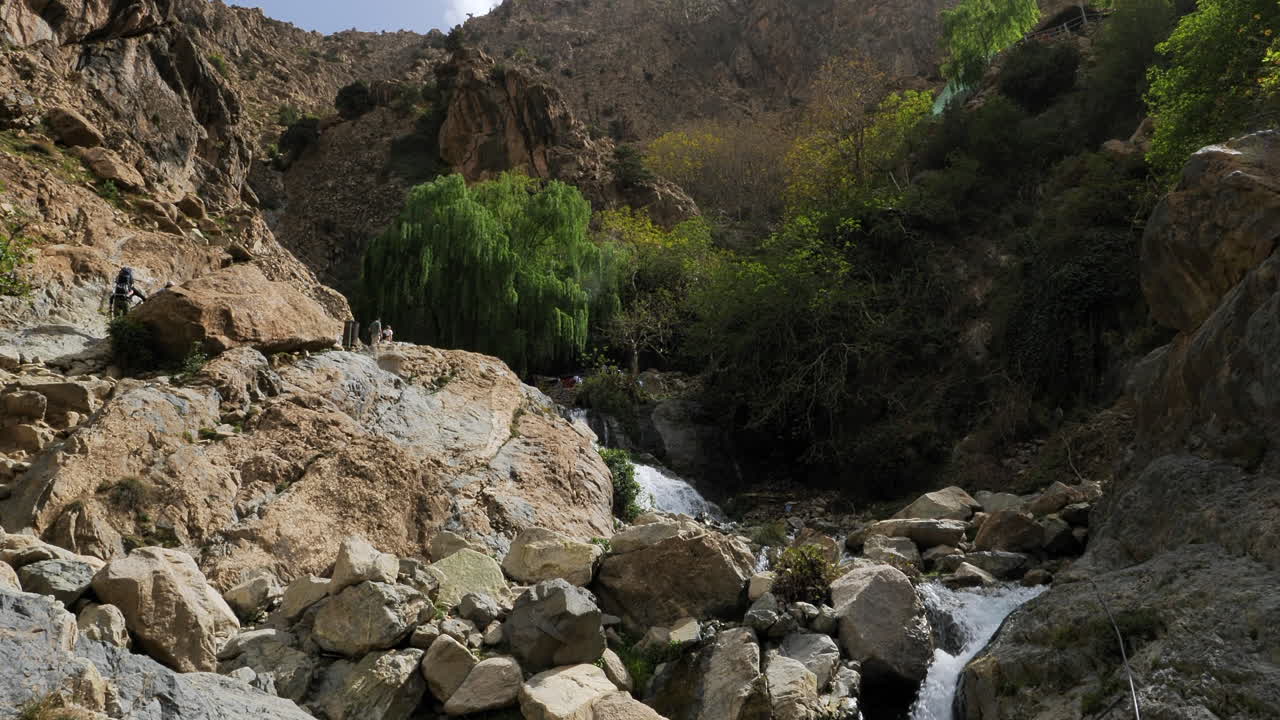 vista inclinada de la gente caminando en cámara lenta la cordillera del atlas marroquí