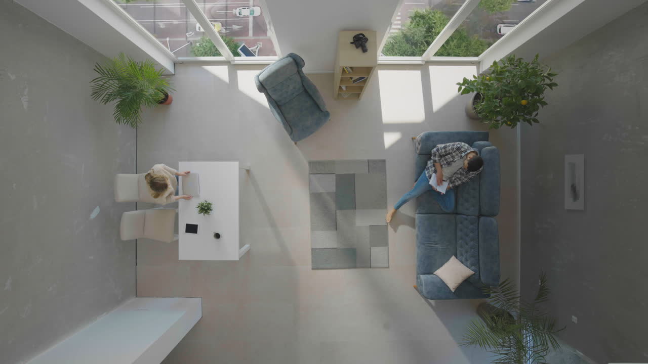 하루 동안 거실에서 커플 활동