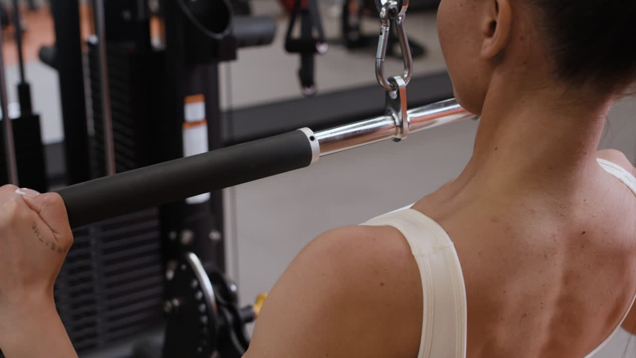 체육관 기계 에서 운동 하는 여자