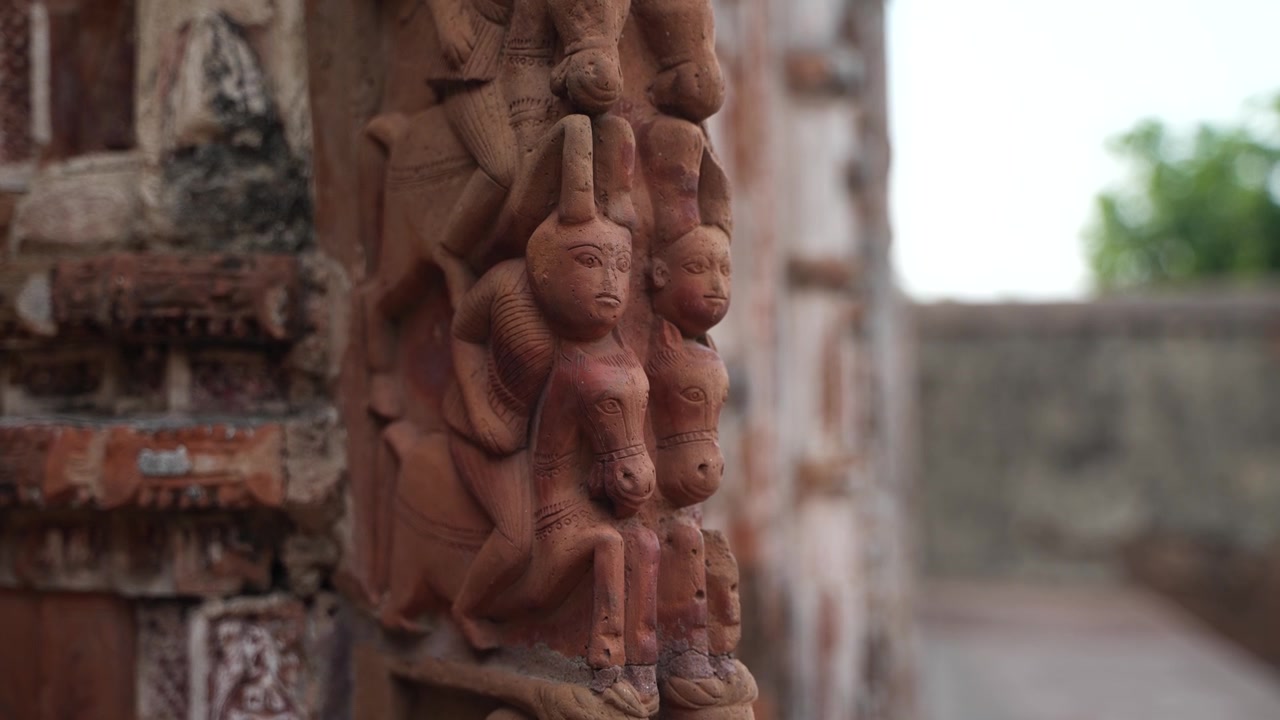 Esta es una obra de arte de terracota en la pared del templo; está ubicada en el Templo Krishna Chandraji en Kalna