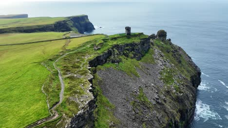 Drone-Camino-Atlántico-Salvaje-Acantilados-De-Moher-Sendero-Que-Conduce-Al-Castillo-En-El-Acantilado-Invierno-En-Irlanda