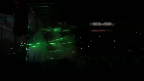 espectáculo de luz y música en un concierto en un estadio
