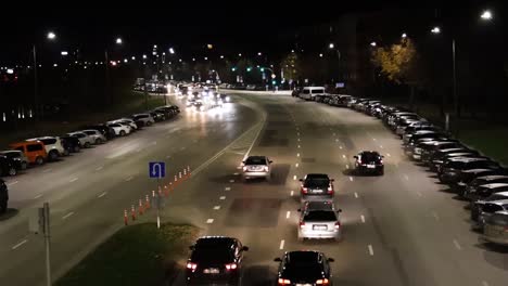 Calle-De-Tráfico-De-La-Ciudad-Por-La-Noche