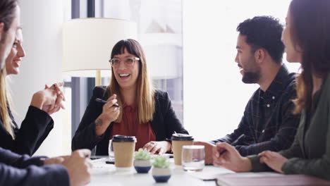 Teamarbeit-Ist-Das-Herzstück-Des-Geschäfts