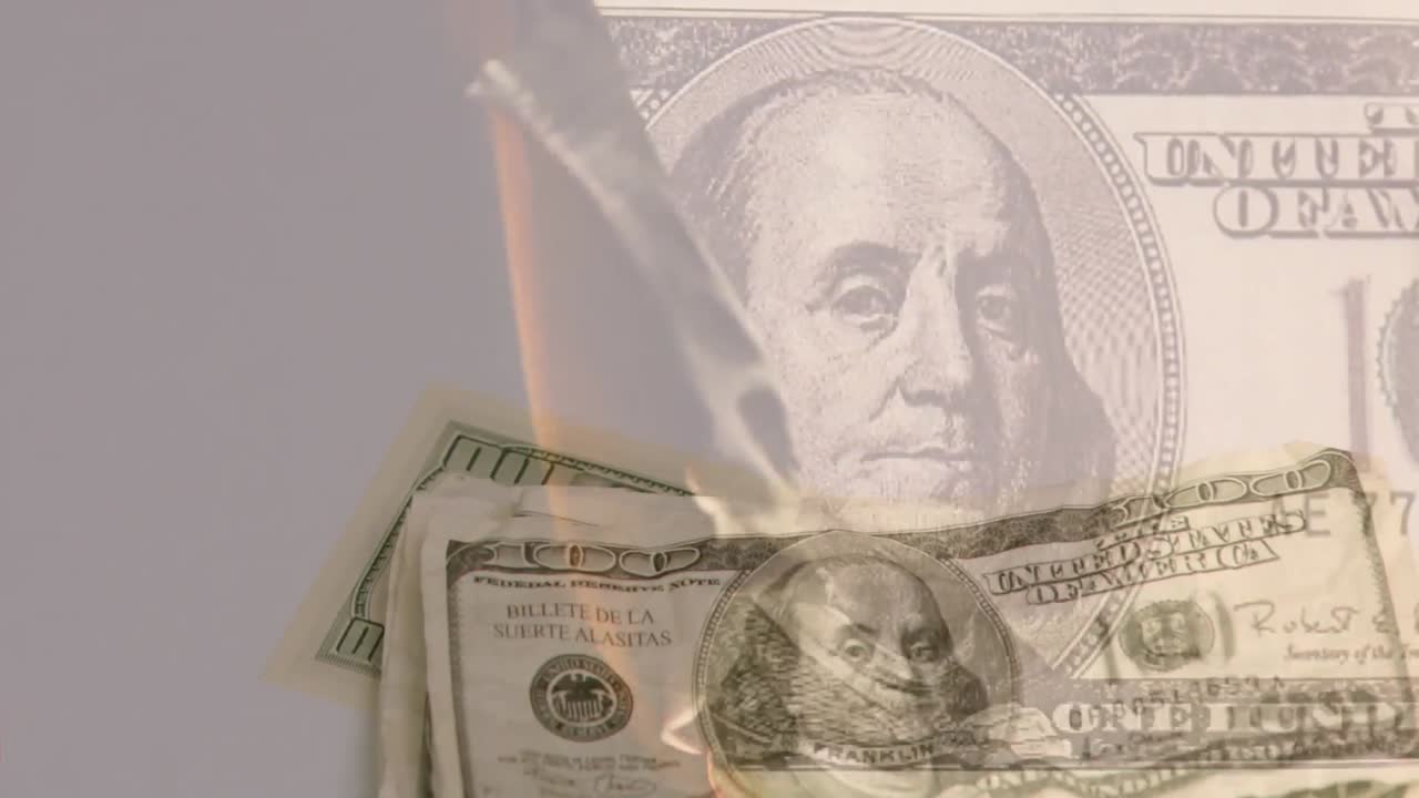Animação de nota de dólar americano queimando sobre notas de dólar americano caindo.
