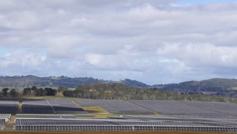 paneles solares extendidos a través de un paisaje rural
