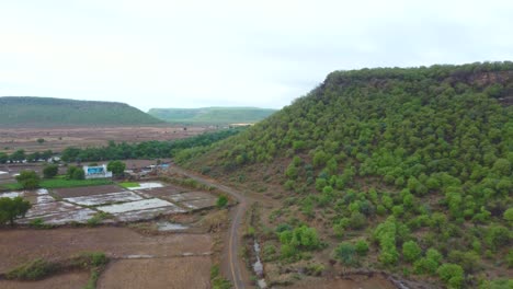 Fluss,-Der-Zwischen-Den-Hügeln-Eines-Dorfes-In-Gwalior-Fließt